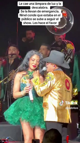 Ninel Conde: Lámpara cae y descalabra a fan, ella sube a seguir el show