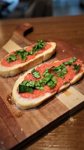 ¡Pan Tumaca! 🥖🍅🌿😗 Ingredientes • Pan Ciabatta • 2 Tomates • 1 diente de Ajo • Aceite de Oliva Extra Virgen Morixe Paraguay • Sal y pimienta al gusto Cortar en pan en rodajas de 1 centímetro, colocar en una fuente con oliva, más oliva por arriba y llevar 6 minutos al horno a 220 grados. En un recipiente para mixer Philips Paraguay van 2 tomates y procesar por 15 segundos. Colocar en el tomate procesado en un recipiente, agregar sal, oliva y mezclar. Frotar al pan el ajo, los tomates, un chorr