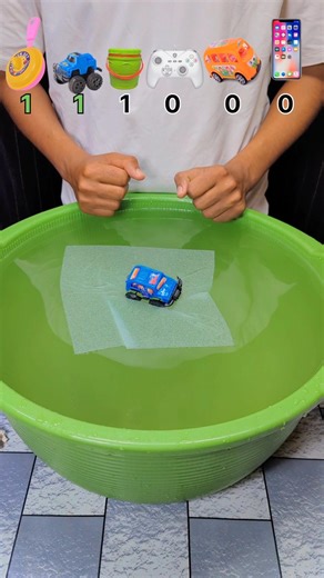 Try to guess how many tissue papers it takes in this super satisfying water experiment! 💧🤯