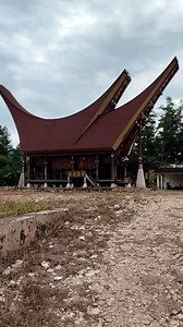 Pertama kali di toraja, tongkonan dengan tiga longa😯 #tongkonan #rumahadatdengantigalonga #adattoraja #sukutoraja #pariwisata #wisatawan #mengkendek #viral #fyp #mendunia #usa #northwest | Yulki Toraja