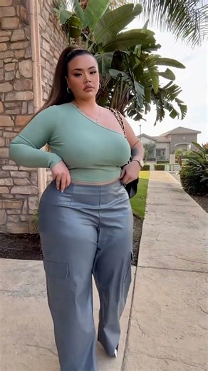 SS BB Meet a Plus-Sized Power Icon redefining beauty Tess Holliday on her own terms 🌟