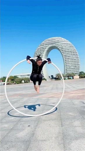 #滚环 阳光特别好，发现一个训练的好地方。#危险动作请勿模仿 #台上一分钟台下十年功 #大环舞