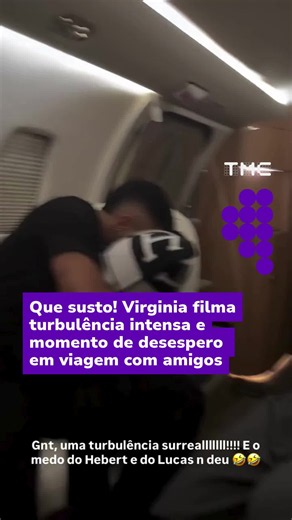 ✈️ MEDO NAS ALTURAS A influenciadora Virginia Fonseca compartilhou, na noite de sexta-feira (23/10), vídeos que mostram a reação dos amigos durante uma turbulência enfrentada em um voo. Nas imagens publicadas nos stories, Hebert Gomes aparece visivelmente assustado, enquanto Lucas Guedez grita diante dos solavancos da aeronave. “Gente, uma turbulência surreal! E o medo do Hebert e do Lucas não deu”, comentou Virginia ao registrar o momento. (📸: @Virginia via Instagram) 📌 Siga @tmcnewsbr para e