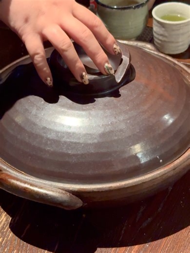 香川マニア｜香川グルメ・観光 on Instagram‎: "٩( ᐛ )و 「静かに、深く、記憶に残る和食。」 香川マニア🛜 高松市上林町に佇む 囲炉裏会席 和 ともり。 築年数を重ねた古民家で、 囲炉裏を囲みながら味わう旬の会席料理。 川魚、季節の一品、土鍋ごはんまで “派手さはないけど、完成度が高い”。 完全予約制だからこそ叶う、 落ち着いた時間と丁寧な料理。 大人の食事会、特別な夜に選びたい一軒です。 ―――――――――― 【囲炉裏会席 和 ともり】 📍香川県高松市上林町409 🕐 時間 ／17:00～22:00(月曜～金曜) ／17:00～21:30 (土曜・日曜・祝日) ☎️ 087-814-7885 （完全予約制） ―――――――――― 【検索用キーワード】 香川マニア｜香川グルメ｜香川観光 高松グルメ｜高松カフェ｜高松観光 香川カフェ｜香川居酒屋｜香川レストラン 香川うどん｜うどん県｜香川新店 @kagawamania #高松グルメ #香川県グルメ #香川新規店 #香川県観光"‎