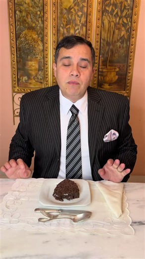 🍰✨ Sobremesa não se come com faca. Na etiqueta à mesa, a faca raramente faz parte do serviço de sobremesa. Antigamente, o material da faca era feito de aço carbono, e por conta disso, continha vários problemas. ✔ Use colher ou garfo de sobremesa. ✔ A faca é substituída por talheres menores e mais delicados. ✔ Cortes devem ser feitos com o próprio garfo ou colher, quando necessário. ✔ O objetivo é manter movimentos leves e discretos. Sobremesa é o momento mais suave da refeição — por isso, os ta