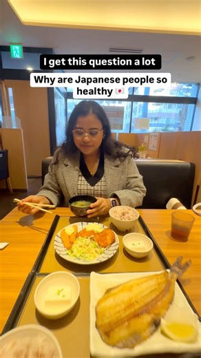 Debo | デボ on Instagram: "Why are Japanese people so healthy, here’s the answer ⬇️ 🍣 Traditional Japanese cuisine is rich in vegetables, fish, and whole grains like rice, which are lower in fat and high in nutrients. Fish, especially fatty fish like salmon and mackerel, provides omega-3 fatty acids, which are good for heart health. 🍣 Fermented foods like miso, natto (fermented soybeans), and pickles (tsukemono) are common in the Japanese diet. Fermentation increases the presence of probiotics, 