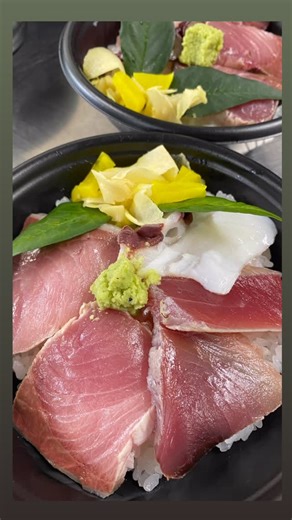 (有)渡邊鮮魚[nisuke] on Instagram: "nisuke魚屋弁当 ⁡ 本日は「佐渡まぐろ丼」に 決定❗️ ⁡ ………………………………………… ココカラ↓昨日UPした投稿 1／ 26(月) ⁡ ⁡ 「佐渡のまぐろ丼❓」 ⁡ になるのか？ ⁡ 「寒ぶり丼❓✨ 」 ⁡ え？ どっち？ ⁡ このシケのため 明日市場での仕入れ状況で決まります ⁡ ⁡ ⁡ 1つ ¥800 税込 ⁡ (ご飯大盛りご希望の方は+100円) ⁡ やっぱり美味しい新潟県産コシヒカリで！ ⁡ 画像はイメージで歴代の「海鮮丼」 明日は内容が変わります ⁡ ⁡ ✅予定数まではご予約可能ですので お早め&お気軽にＤＭやお電話でお問い合わせください ⁡ ⁡ ご予約方法 ▪️午後からのご予約はDMで頂けると 助かります ⁡ ・当店からのDM返信をもってご予約完了となります。 ⁡ ・返信にお時間を頂く場合があります ⁡ [お受取時間] ⁡ 11:30〜12:30 (昼の部) ご予約は11時頃まで ⁡ 17:00〜18:00 (夕方の部) ご予約は16時頃まで ⁡ ⁡ ☆車は当店に横付けOK🚗 ⁡ ⁡ ⁡ ⁡ お待