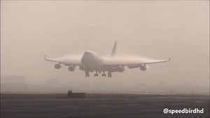 JUMBO cloud #landing at #LAX: Boeing 747-400 Qantas. Video (watch HD): instagram.com/speedbirdhd 🇺🇸 #LosAngeles #b747 | Aeronews