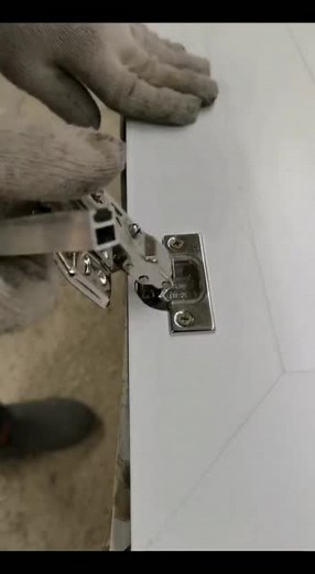 Adjusting Hydraulic Hinges in Kitchen Cabinets