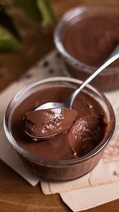 L'atelier de Roxane on Instagram: "Apparement … Une crème dessert avec seulement 2 ingrédients ?! Ingrédients : 400ml lait de coco - 160g de chocolat noir 52% Verse le lait de coco avec le chocolat dans une casserole et fais fondre le tout à feu doux. Verse la préparation dans de petits ramequins et place au frais pendant minimum 4h. Conservation : 3 à 4 jours au réfrigérateur, dans une boîte hermétique ou filmée au contact. #chocolat #chocolate #recette"