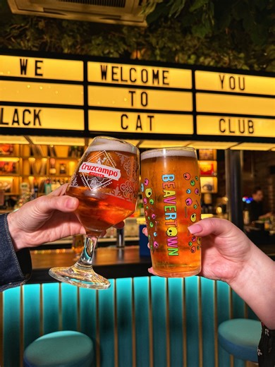 Black Cat Club is Manchester’s latest leisure and entertainment bar. You take on your mates at high tech shuffleboard and darts, inside the stunning venue just off King Street. It’s not all games though because since it’s the same people behind El Gato Negro Tapas the food is obviously great and not to be overlooked. 🙌 From Monday to Friday, 12 - 3, you can try their express lunch deal. For only a TENNER you can get a main (pizza, burger or wrap), a side (fries or salad) and a soft drink. With 