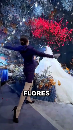 Niña lanza flores en boda y comete un error gracioso 💐😂#Bodas #MomentesDivertidos