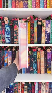 You asked, we answered! 💌🌊 In case you missed it, back in July, we announced a reprint of some very special Mortal Editions! The sale for ‘To All the Boys I’ve Loved Before’ and ‘The Summer I Turned Pretty’ by Jenny Han is just around the corner, so what better time to recap not only the sale, but what makes these pretty pastel editions special! You can find all the important info below. Save the date! 🗓️🥰 What makes these Exclusive Editions special? 🎀 Royal Hardback editions with exclusive