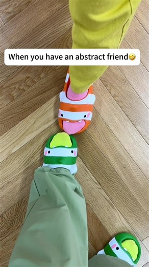 Shark eel sandals clocked in against their will—poke your toes out and they instantly turn into a wiggling tongue! 🦈👅 Striped beach vibes, every step feels like a Finding Nemo spin-off～ Friends ask: ”Are your slippers alive? Your toes twitch and it starts acting cute“ 😂 #SharkEelSandals #BeachVibes #FunnyDesign