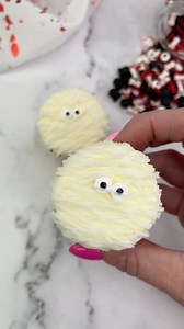 Mini mummy cupcakes 👀👀 Aren’t these the cutest little treats? They are so simple to make 👀 the kids will love them 🤍🩶🖤 #halloweenideas Pipe some white buttercream onto mini cupcakes. Press them down onto parchment paper. Freeze for 15 minutes. Remove them from parchment paper. Attach candy eyes 👀 Put the cupcakes on a wire rack on top of a sheet of parchment paper. Drizzle white chocolate over the top in different directions. #halloweenbaking #cakedbyrach #cupcakedesign #cupcake #cupcaked