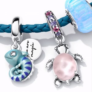 Plongez dans la grande bleue avec les nouveaux Charms de la nouvelle collection Pandora My Summer Story 🌞 🌊 https://bit.ly/3Nu7CqO | Pandora
