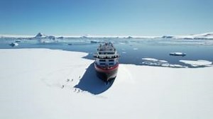 A first ice landing for our very own MS Fridtjof Nansen! 🫡 Another example of the knowledge, skill and expertise of the HX onboard crew 💪 Click the link for more information about our Antarctica expeditions: https://ow.ly/6Cn150QF0m9 📷: Martin Hain | HX Expeditions
