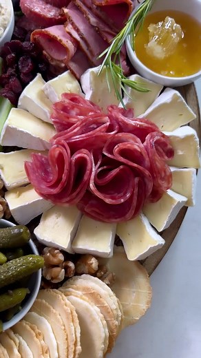 Creating a Stunning Charcuterie Board: Step-by-Step Guide