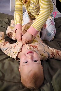 Kleines Mädchen zeigt ihre Fürsorge für die Mutter | Fabiosa Fitness Deutschland