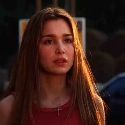 films and tv❣️ on Instagram: "Jeepers Creepers starts as a familiar road-trip horror setup — empty highways, an uneasy atmosphere, two siblings driving through nowhere — and slowly turns that simplicity into dread. What makes the film unsettling isn’t just the creature itself, but the feeling of helplessness that grows long before it fully appears. The open road, usually a symbol of freedom, becomes a trap where escape keeps slipping further out of reach. The tension builds from curiosity turnin