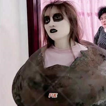 Pobre chica, tiene un hermano que es un auténtico demonio.#movie