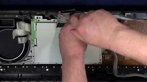 Removing the floppy disk drive of the synthesizer Yamaha PSR 550 to replace a floppy emulator part 1