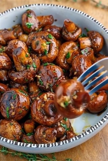 1.6M views · 5.2K reactions | ROASTED MUSHROOMS. Don’ Lose This Recipe  You'll Need : 2 lb fresh mushrooms, cleaned 3 garlic cloves, minced ¼ cup olive oil Full recipe   | Recipes For Family | Facebook