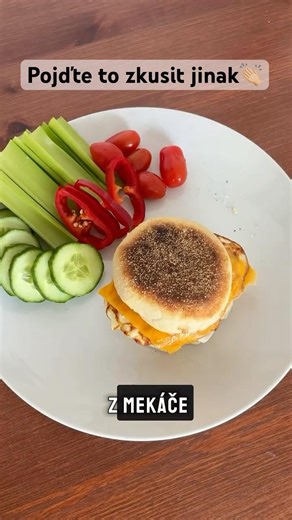 M ň a m👏🏼 Eggmuffin s avo, šunkou, vejcem a cheddarem ❤️ #eggmuffin #snidane #zdravastrava #recept