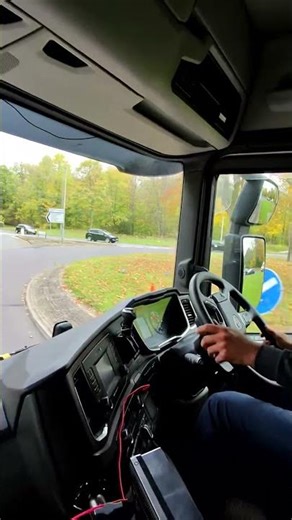 Positioning rule HGV drivers get wrong every time when the start their course #hgvtest #drivingtest