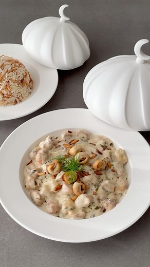 ‎أروى البريك‎ on Instagram‎: "شيشبرك باللبن 🍲 كوب ونصف شيشبرك جاهزه من المبدعة @shaqronah7 ارشها بزيت الزيتون واحمصها في القلاية الهوائية ونتركها على جنب . اجهز صلصة اللبن / ٥٠٠ جرام زبادي بحرارة الغرفة نصف كوب ماء ملعقة صغيرة ملح ملعقة صغيرة بهارات بيضاء ملعقة صغيرة نشأ الذرة نخلطهم المكونات مع بعض على البارد ( قبل نرفعها على النار) لما تمتزج تماماً ، نرفعها على نار متوسطه و نستمر بالتحريك لما تغلي نضيف الشيش برك ونقلبها ١٠ دقائق ، بعدها نضيف الطشة والصنوبر . الطشة / ملعقة كبيره زبده فصين ثوم 