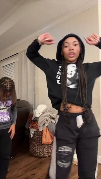 nicolewayss (@nicolewayss)’s videos with 414bigfrank back it up - Big frank