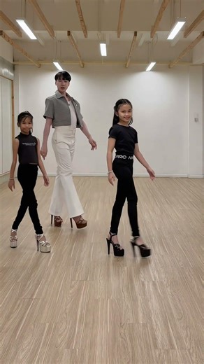 เทคนิคการเดิน การหมุน บนรองเท้าส้นสูง #สอนเดินแบบbyโอม #สอนเดินนางงาม #catwalk #Catwalkkruohm