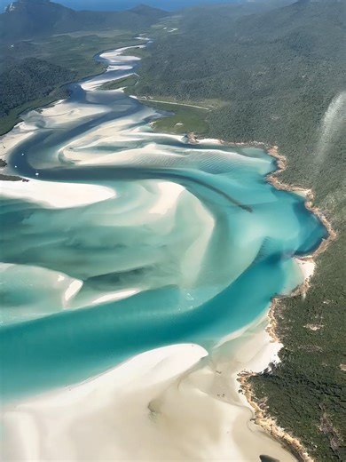 📍Whitehaven Beach,Australia A world-class beach stretching for 7 kilometers, known as