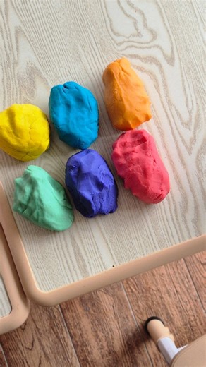 Delphine on Instagram: "Recette de la pâte à modeler : • 100gr d'eau + 45gr de sel -> faire chauffer • rajouter 100gr de farine + 45 gr de maïzena + colorants alimentaires + 2 cuillères d'huile -> faire chauffer Et laissez refroidir ! #assmat #assistantematernelle #nounou #enfant #maman #pateamodeler #recette #recettefacile #thermomix"