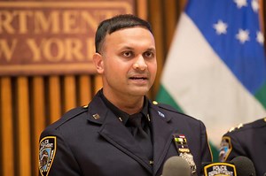 NYPD cop fights off hostile vagrants on subway platform