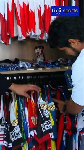 👕¡GALERÍA REPLETA! 👌El Sicario Robert Rojas nos recibió en su casa y exhibió la colección de camisetas que tiene. Una sección exclusiva de River Plate, y otra, con una variedad que da para armar varios equipos. Mirá la entrevista completa en➡️ https://short.do/JOvd6w | Tigo Sports PY