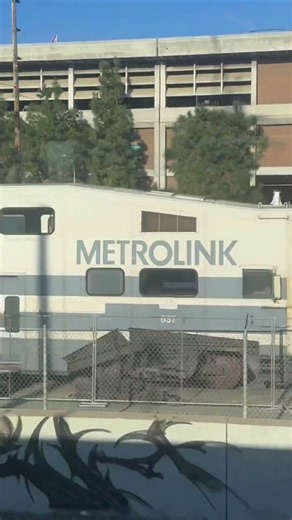 12/19/25 Pre: F125 #921 METROLINK M608 LAUPT to OCEANSIDE passing by F40PH #800. #metrolink