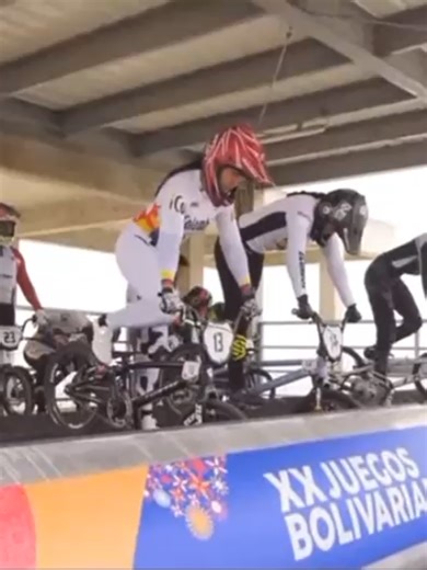 Doménica Mora 🇪🇨 medalla bronce 🥉 BMX Racing 🚴‍♀️ Damas - Juegos Bolivarianos Ayacucho 🇵🇪 2025 . 🥇 Valentina Muñoz 🇨🇴 🥈 Sharid Fayad 🇨🇴 🥉 Doménica Mora 🇪🇨 . 📷 ODEBO . . #Ciclismo #Ecuador #Colombia #Peru