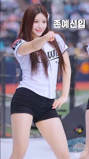 New Talent Emerges Hold Up Outsong Cheerleader Kim Gahyun Kim Gahyun 金佳賢 cheerleader ktwiz