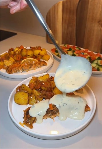 Lachsfilet aus dem Ofen mit einer Dillsauce Zutaten: \t•\t3–4 große Kartoffeln (oder 4–5 mittelgroße) \t•\t2–3 Karotten \t•\t2–3 Zwiebeln \t•\t3–4 Lachsfilet-Portionen Für die Marinade / Soße: \t•\tEin guter Schuss Olivenöl \t•\t1 TL Paprika edelsüß \t•\tEtwas Thymian \t•\tDill \t•\tKnoblauchpulver \t•\tPfeffer \t•\tSalz \t•\t1 kleiner TL Senf 💡 Tipp: Das Rezept für die Dillsauce findet ihr ebenfalls auf meiner Seite es ist die gleiche Soße, die ich auch für meine Béchamel-Kartoffeln verwende. 