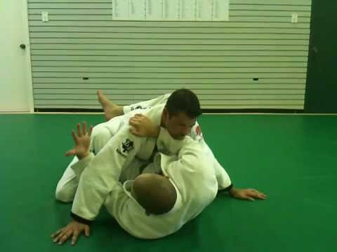 Gracie Jiu-Jitsu: Elbow Escape (Mount)