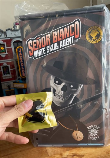 Unboxing Mezco White Skull Agent: Señor Blanco