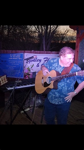 Fun Times 171 Food Row last weekend! Here's the first of a few clips! Grundy County Auction! Yup... it was a warmer night in Texas! | Geoff Allen - Singer/Songwriter