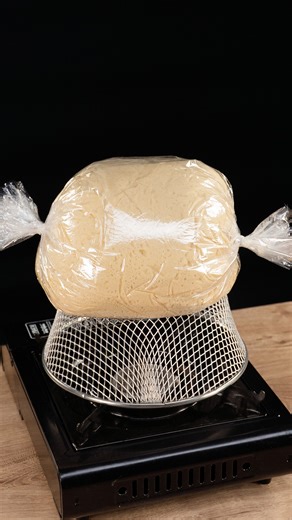 ¡La nueva forma de hacer masa! Truco robado de un famoso panadero. Ingredientes leche: 500 ml azúcar: 100 g levadura: 10 g mantequilla: 100 g huevos: 2 pza vinagre de manzanas: 15 ml sal: 5 g polvo para hornear: 10 g harina: 800 g huevos: 1 pza leche: 20 ml semillas de sésamo: 30 g limón: 1 pza Además arándanos: 300 g azúcar: 100 g sal: 2 g | Cookrate - Español