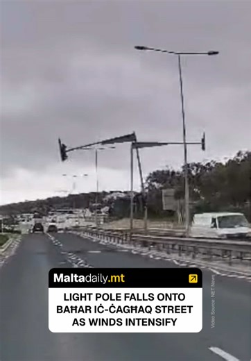 Video shared by NET News Malta shows a pelican light pole in Baħar Iċ-Ċagħaq break off and fall onto the road as cars drive by. The pole can be seen collapsing as the winds pick up force, with weather warnings issued for drivers and commuters to be safe. #MaltaDaily Source: NET News