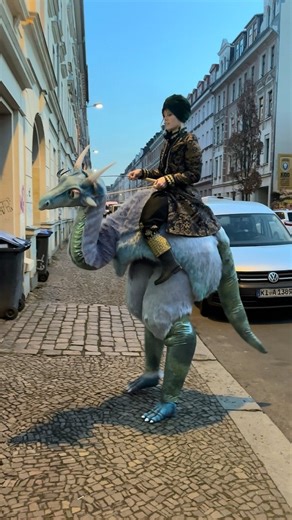 Lisa Rauch on Instagram: "My draggo is walking :) Finally I found some time to work on this stilt costume again. I'll add some final decoration in the upcoming days and we are ready to perform :) Do you have any name suggestions? ___________________________________________ Mein Drache läuft! Nun habe ich endlich mal Zeit gefunden an diesem Stelzenkostüm weiterzuarbeiten. In den nächsten Tagen kommt noch einiges an Deko hinzu und dann sind wir bereit für die Bühne! Habt ihr Namensvorschläge? #wal