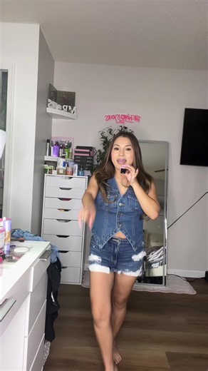 Stylish Denim Vest Outfit Ideas
