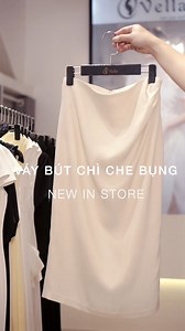 Chân váy bút chì lưng cao xếp ly che bụng tôn dáng màu kem và đen Xem VÁY 👉 https://s.shopee.vn/3B1L1EUGXx Chị cần tư vấn 👉 m.me/vella.com.vn ____________________ 🏠CỬA HÀNG: TP.HCM: 139J Nguyễn Trãi, P. Bến Thành, Q1 – (028) 36 36 16 87 467 Lê Văn Sỹ, P.2, Tân Bình - (028) 36 205 951 🔥HOTLINE / Zalo: 0706099943 ____________________ 🛒 ĐẶT HÀNG ONLINE: Inbox: m.me/vella.com.vn Zalo: https://zalo.me/0706099943 Shopee: https://shorten.asia/MsJVsDdf Website: http://vella.com.vn _________________