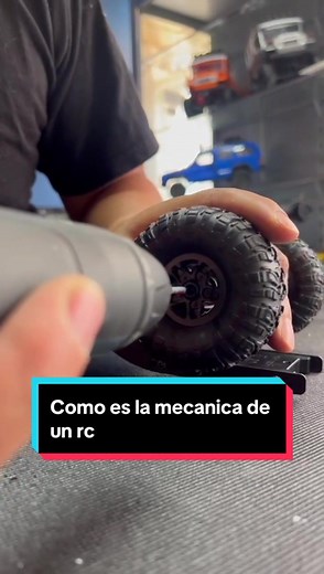 Como es la mecanica de un carro a control remoto, sigueme y comente si quieres mas videos como estos 🕹️😃#rc #radiocontrol #crawler #rccar #carrosrc #carrosrccolombia #carrosraros #carrosserie