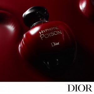 POISON È LA MIA POZIONE Scatena il potere di Hypnotic Poison, l'iconico e magnetico profumo alla vaniglia di Dior. Un elisir ipnotico di forza e sicurezza a cui non potrai resistere. #hypnoticpoison | Dior